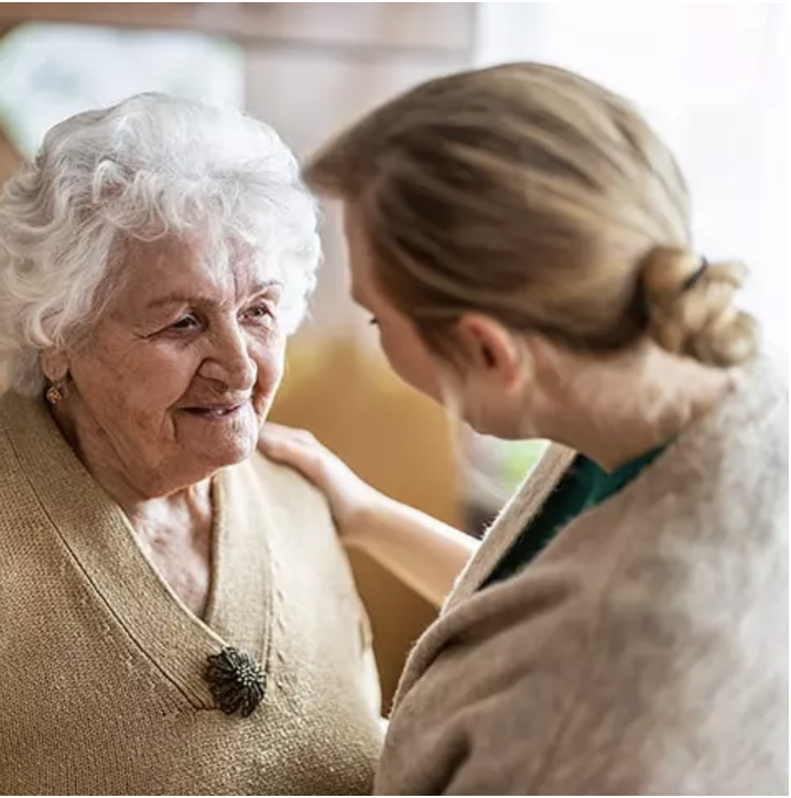 Famille parlant de la perte d’autonomie d’un parent âgé